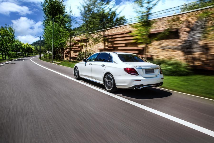 Mercedes-Benz E300 L AMG Line 2016 года  (CN) (фото 18 из 22)